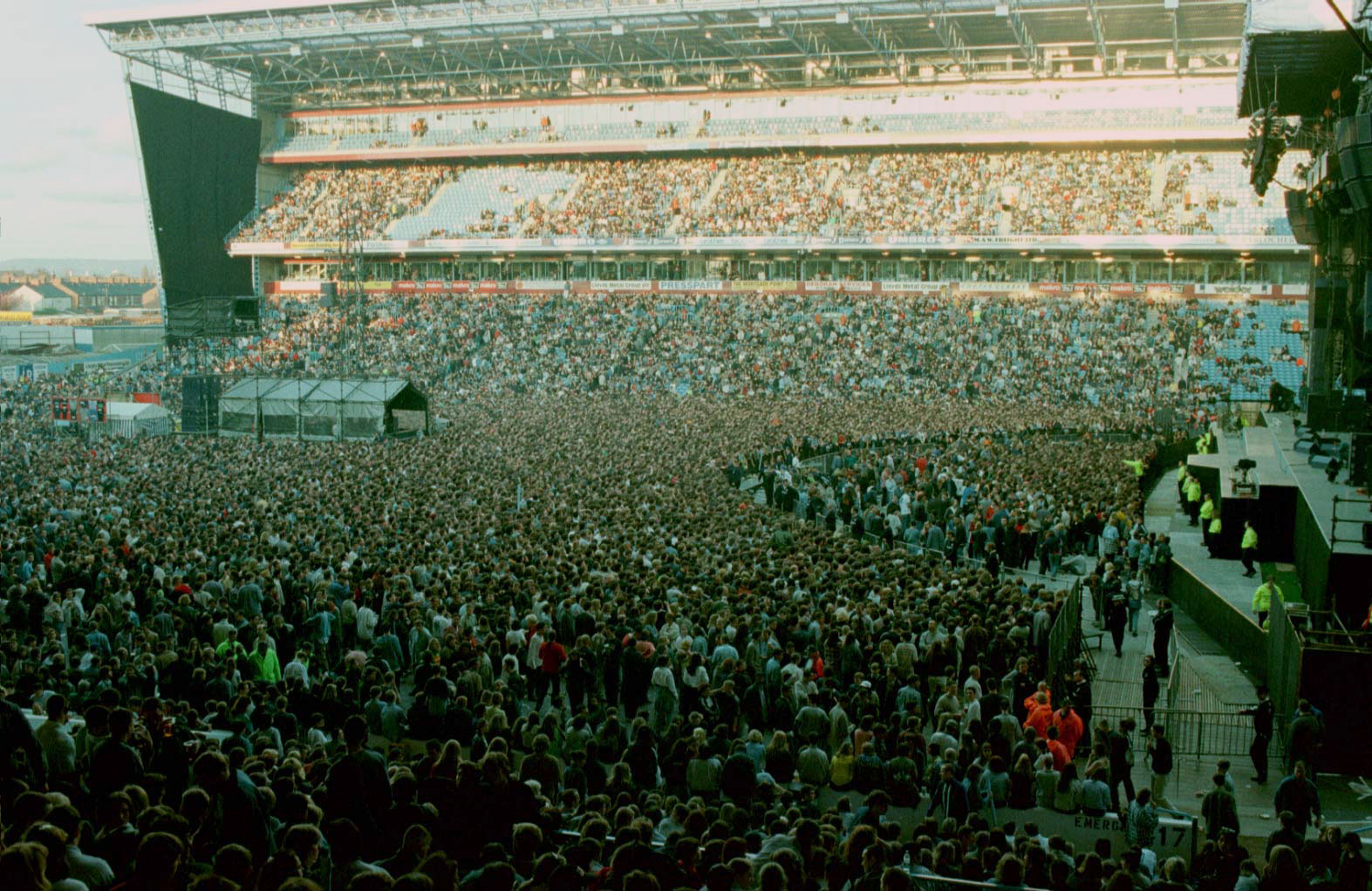 On This Day 20 Years Ago: Oasis Headlined Maine Road In Manchester ...